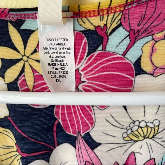 Crepas V Neck Sleeveless Women’s Size 1X in bright floral print - Picture 5 of 7